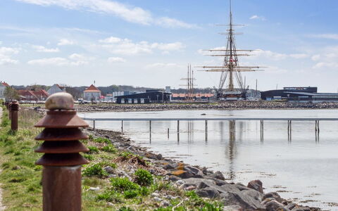 Monia - 20M from the Sea: Arquitectura, Techo, Casa, Material Compuesto, La Luz Del Día, Vía Muerta, Entrada De Coches