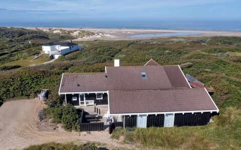 Rauli - 50M from the Sea: Madera, Casa, Porche, Cubierta, Madera Dura, Techo, Manchas De Madera, Suelos De Madera, Eco Hotel