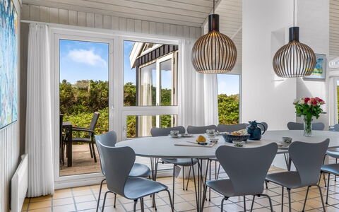 Rauli - 50M from the Sea: Mueble, Diseño De Interiores, Madera, Piso, Silla, Comedor, Cocina Y Comedor Mesa, Mesa, Suelo, Techo