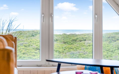 Rauli - 50M from the Sea: Mueble, Diseño De Interiores, Suelo, Mar, Vaso, Oceano, Silla, La Luz Del Día, Mesa De Café, Eco Hotel