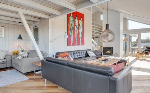 Rauli - 50M from the Sea: Madera, Piso, Suelos De Madera, Diseño De Interiores, Techo, Suelo, Mueble, Sala, Casa, Madera Dura