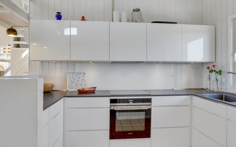 Rauli - 50M from the Sea: Cocina, Aparato De Cocina, Piso, Mostrador, Gabinetes, Diseño De Interiores, Madera, Suelo, Electrodoméstico, Suelos De Madera