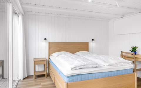Rauli - 50M from the Sea: Madera, Suelo, Piso, Habitación, Diseño De Interiores, Cama, Mueble, Habitación, Lecho, Sábana