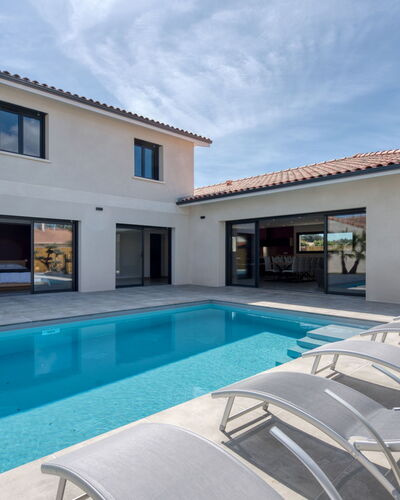 Villa des Écureuils: Planta, Mueble, Edificio, Propiedad, Mesa, Silla, Sombra, Ventana, Diseño De Interiores, Encendiendo