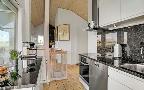 Ejvind - 100M from the Sea: Piso, Cocina, Diseño De Interiores, Madera, Mostrador, Techo, Suelo, Suelos De Madera, Mueble, Gabinetes