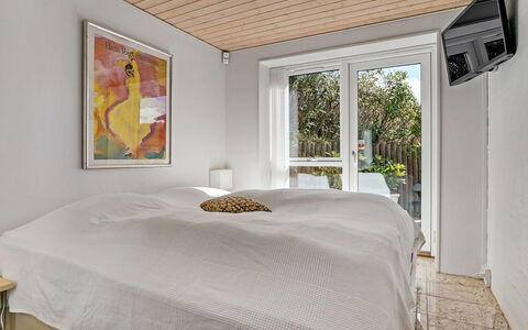 Ejvind - 100M from the Sea: Mueble, Diseño De Interiores, Cama, Habitación, Pared, Madera, Suelo, Techo, Piso, Sábana