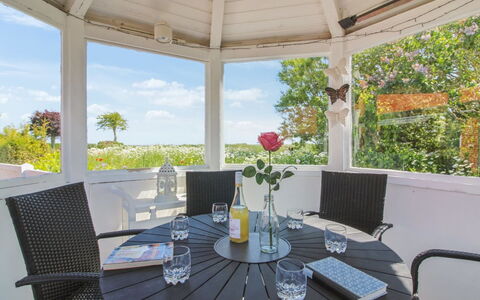 Kiersten - 5Km from the Sea: Barrio Residencial, Techo, Suburbio, Entrada De Coches, Inmuebles, Tubo De Lámpara