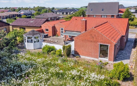Kiersten - 5Km from the Sea: Barrio Residencial, Techo, Suburbio, Entrada De Coches, Inmuebles, Tubo De Lámpara