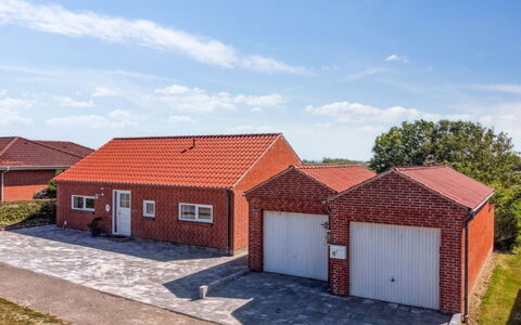 Kiersten - 5Km from the Sea: Barrio Residencial, Techo, Suburbio, Entrada De Coches, Inmuebles, Tubo De Lámpara
