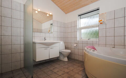 Tamika - 950M from the Sea: Diseño De Interiores, Piso, Arreglo De Tubería, Suelo, Techo, Baño, Madera, Habitación, Plomería, Encendiendo