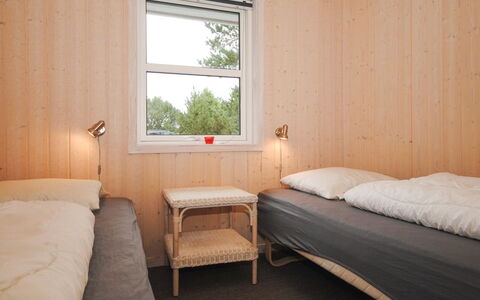 Tamika - 950M from the Sea: Cama, Habitación, Pared, Madera, Sábana, Suelo, Lecho, Diseño De Interiores, Piso, Techo