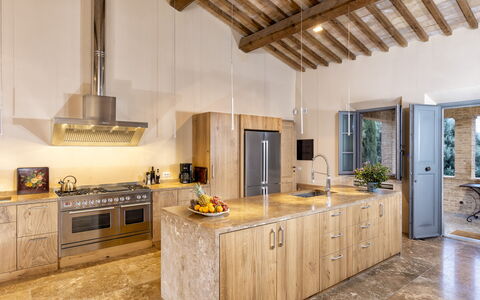 Podere D'Asso: Gabinetes, Mostrador, Propiedad, Mueble, Madera, Lavabo, Diseño De Interiores, Cajón, Cocina, Manchas De Madera