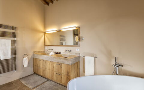 Podere D'Asso: Espejo, Arreglo De Tubería, Propiedad, Bañera, Grifo, Marco, Baño, Lavabo, Madera, Mueble De Baño