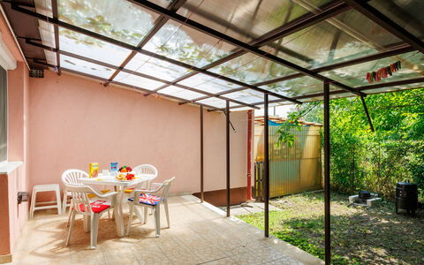 Lien: Suelo, Sombra, Jardín, Techo, Patio Interior, Estructura Al Aire Libre, Vaso, La Luz Del Día, Yarda, Silla