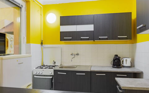 Lien: Electrodoméstico, Piso, Cocina, Aparato De Cocina, Suelo, Mostrador, Amarillo, Diseño De Interiores, Lavabo, Techo