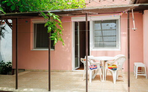 Lien: Puerta, Porche, Sombra, Manchas De Madera, Inicio De La Puerta, Silla, Yarda, Estructura Al Aire Libre, Patio Interior, Mueble Para Exteriores