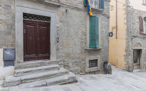 La Terrazza Sulla Valle: Ventana, Edificio, Madera, Puerta, Barrio, Superficie De La Carretera, Ladrillo, Fachada, Piso
