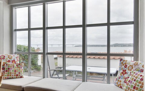 Pauliina - 10M to the Fjord: Diseño De Interiores, Suelo, Piso, Vaso, Mueble, Habitación, La Luz Del Día, Amortiguar, Sala