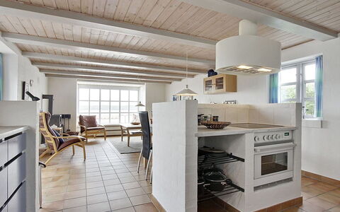 Pauliina - 10M to the Fjord: Mueble, Piso, Diseño De Interiores, Suelo, Cocina, Techo, Madera, Silla, Mostrador, Gabinetes