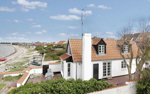 Pauliina - 10M to the Fjord: Edificio, Casa, Pared, Ventana, Techo, Casa, Barrio Residencial, Arquitectura, Fachada, Cabaña