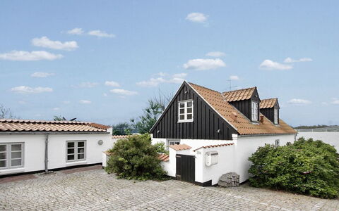 Pauliina - 10M to the Fjord: Edificio, Ventana, Techo, Casa, Casa, Barrio Residencial, Arquitectura, Fachada, Puerta, Cabaña