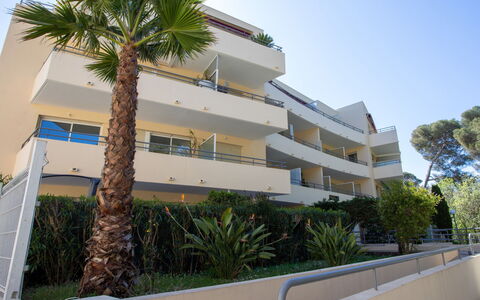 Le Royal Park: Cielo, Edificio, Propiedad, Planta, Árbol, Arecales, Diseño Urbano, Ventana, Barrio Residencial, Fachada