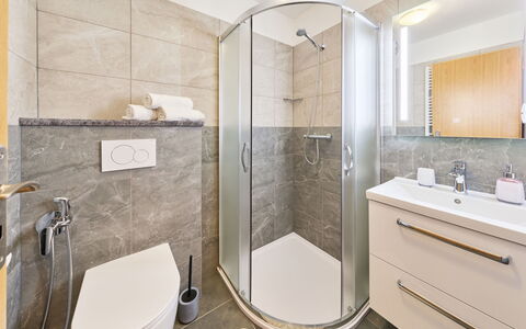 Marika: Baño, Arreglo De Tubería, Diseño De Interiores, Piso, Suelo, Lavabo Del Baño, Lavabo, Baño, Grifo, Espejo