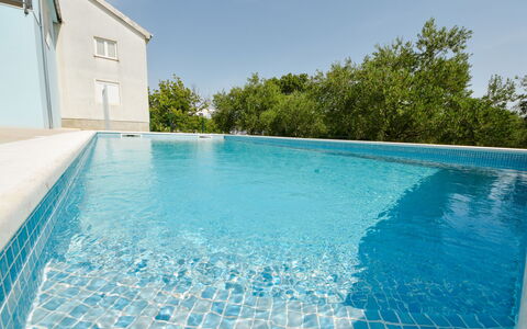 Elena: Agua, Cielo, Propiedad, Piscina, Edificio, Azur, Rectángulo, Sombra, Árbol, Nube