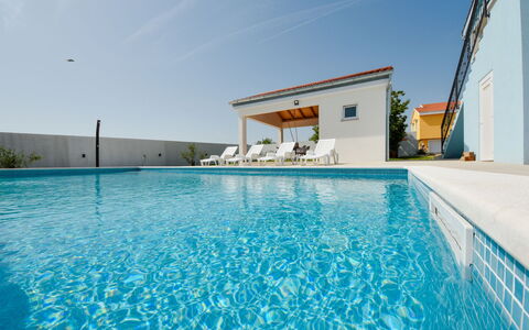 Elena: Agua, Cielo, Piscina, Nube, Planta, Azur, Edificio, Agua, Ocio, Sombra