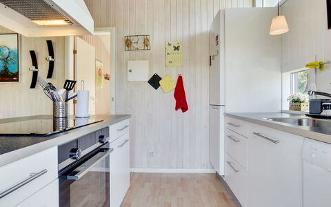 Aletha - 180M from the Sea: Cocina, Mostrador, Diseño De Interiores, Piso, Madera, Aparato De Cocina, Mueble, Electrodoméstico, Suelo, Gabinetes
