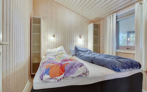 Aletha - 180M from the Sea: Diseño De Interiores, Madera, Techo, Habitación, Textil, Piso, Mueble, Cama, Suelo, Habitación