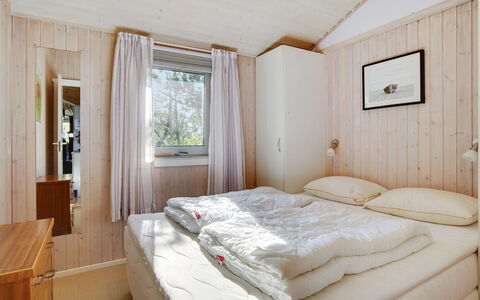 Aletha - 180M from the Sea: Madera, Habitación, Casa, Cama, Casa, Diseño De Interiores, Sábana, Lecho, Puerta, Cabaña