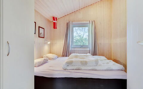 Aletha - 180M from the Sea: Madera, Habitación, Diseño De Interiores, Cama, Suelo, Piso, Techo, Sábana, Casa, Lecho