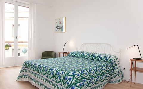 Monte Sacro: Mueble, Ventana, Edificio, Comodidad, Almohada, Madera, Casa, Marco De La Cama, Piso, Suelo
