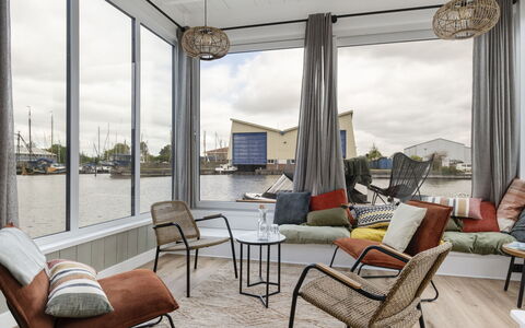 Harboursuite 2 Incl. Motorboot: Mueble, Propiedad, Edificio, Sofá, Ventana, Silla, Mesa, Comodidad, Cielo, Sombra