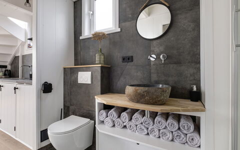 Harboursuite 2 Incl. Motorboot: Espejo, Propiedad, Arreglo De Tubería, Diseño De Interiores, Baño, Lavabo, Encendiendo, Arquitectura, Lavabo Del Baño, Mueble De Baño