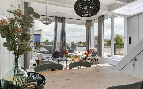 Harboursuite 2 Incl. Motorboot: Mesa, Mueble, Planta, Propiedad, Silla, Ventana, Sombra, Diseño De Interiores, Planta De Casa, Madera