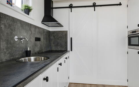 Harboursuite 2 Incl. Motorboot: Gabinetes, Lavabo, Mostrador, Edificio, Grifo, Fregadero, Cocina, Planta, Planta De Casa, Arreglo De Tubería