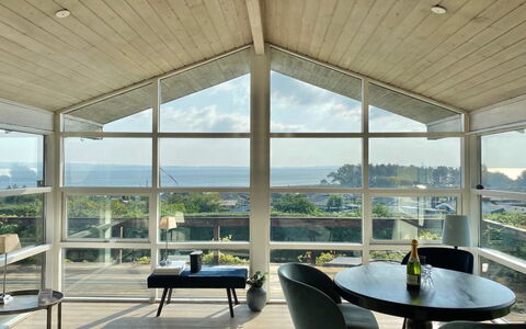 Frithger - 300M from the Sea: Diseño De Interiores, Techo, Piso, Suelo, Mueble, Silla, Departamento, Sala, Vaso, Recurso