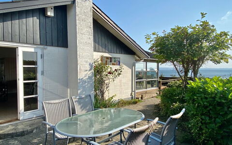 Frithger - 300M from the Sea: Casa, Puerta, Mueble, Cabaña, Silla, Porche, Sombra, Mueble Para Exteriores, Inmuebles, Yarda