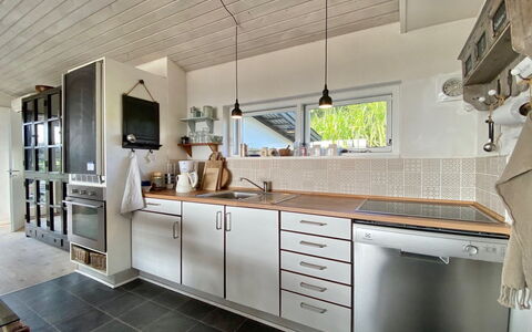 Frithger - 300M from the Sea: Cocina, Mostrador, Diseño De Interiores, Piso, Gabinetes, Madera, Techo, Mueble, Aparato De Cocina, Electrodoméstico