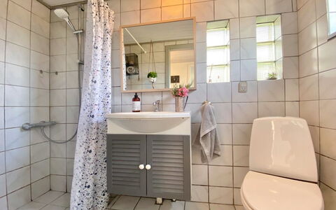 Frithger - 300M from the Sea: Arreglo De Tubería, Lavabo Del Baño, Diseño De Interiores, Piso, Lavabo, Baño, Suelo, Grifo, Baño, Plomería