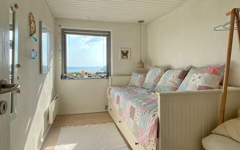 Frithger - 300M from the Sea: Mueble, Diseño De Interiores, Madera, Suelo, Piso, Habitación, Habitación, Cama, Techo, Departamento