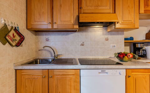 Maria: Cocina, Aparato De Cocina, Mostrador, Gabinetes, Fregadero, Electrodoméstico, Madera, Lavabo, Arreglo De Tubería, Mueble