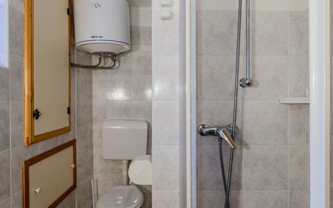 Maria: Baño, Arreglo De Tubería, Pared, Lavabo Del Baño, Lavabo, Piso, Baño, Grifo, Suelo, Diseño De Interiores