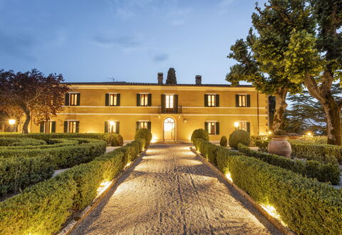 Villa Pianoia: Cielo, Planta, Edificio, Árbol, Nube, Casa, Ventana, Hierba, Paisaje, Barrio Residencial