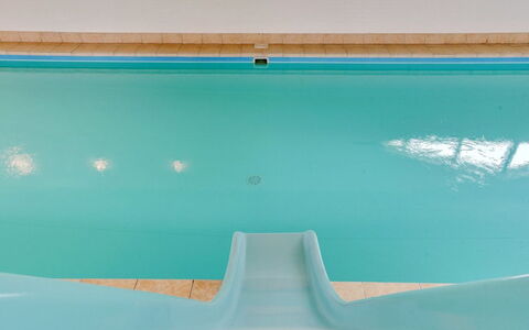 Saga: Azul, Material Compuesto, Piscina