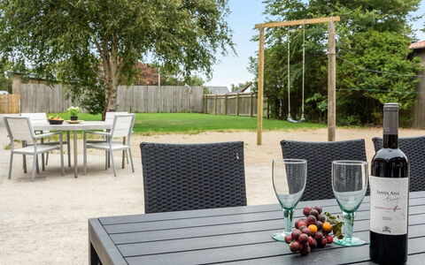 Saga: Mueble, Mueble Para Exteriores, Mesa, Silla, Mesa Al Aire Libre, Sombra, Cocina Y Comedor Mesa, Jardín, Patio