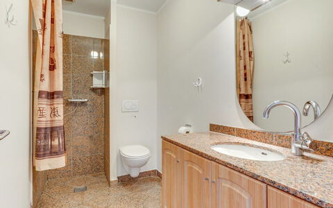 Saga: Lavabo Del Baño, Piso, Arreglo De Tubería, Diseño De Interiores, Mueble De Baño, Suelo, Baño, Lavabo, Espejo, Plomería