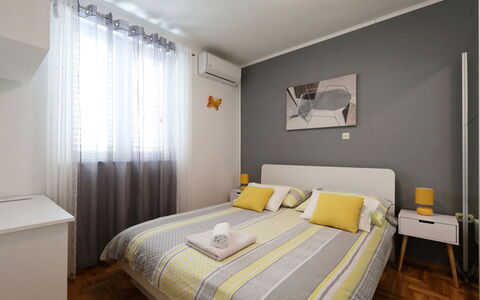 Karlo: Cama, Mueble, Diseño De Interiores, Habitación, Lecho, Sábana, Suelo, Piso, Habitación, Linos